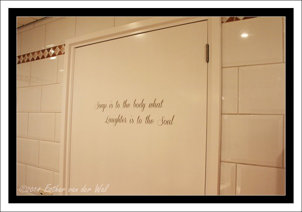 Tekst op deur badkamer gemaakt. Deze tekst wilde ik altijd al hebben voor de badkamer. Mede vanwege mijn grote hobby: zeepmaken!