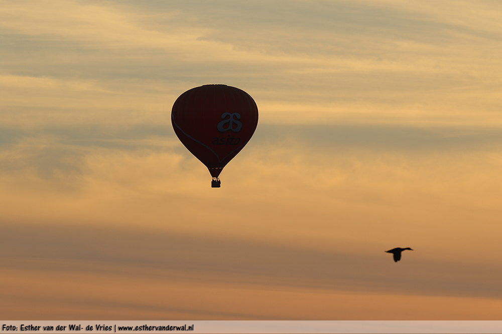 Luchtballon bij zonsondergang